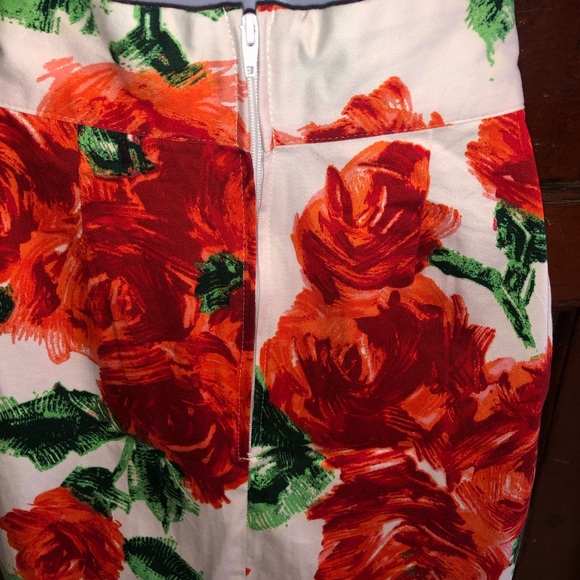 Pinup Couture Red Roses Pencil Skirt - Picture 5 of 8